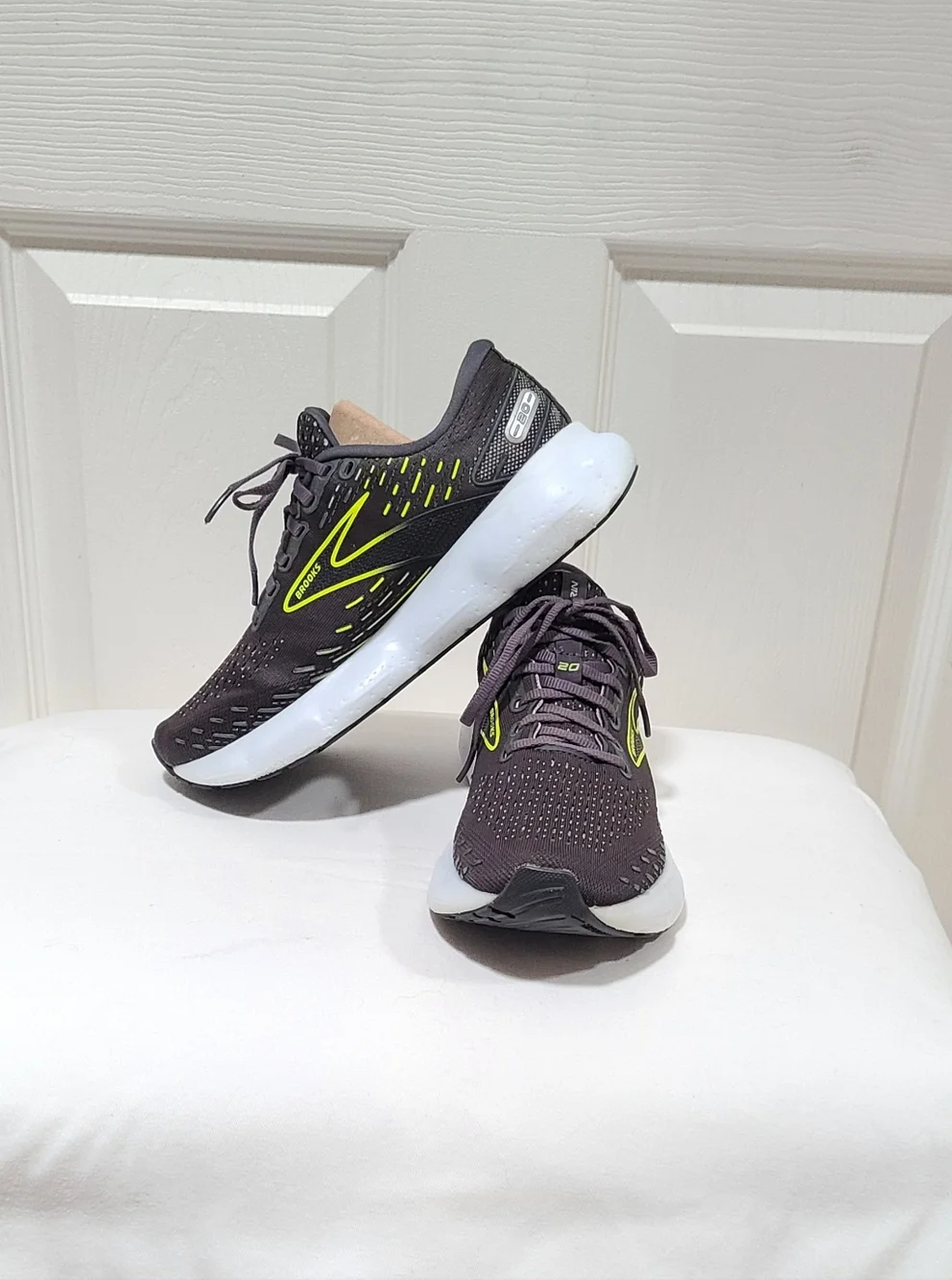 Brooks Glycerin 20 Women's Black Running Shoes with Neon Yellow Accent Size 7